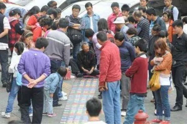 只读了3年书,靠乞讨为生的“粉笔大叔”,如何变成千万富豪?