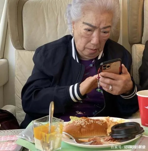 林建岳为93岁母亲庆生,后者曾一句话葬送王祖贤事业。是什么话呢?