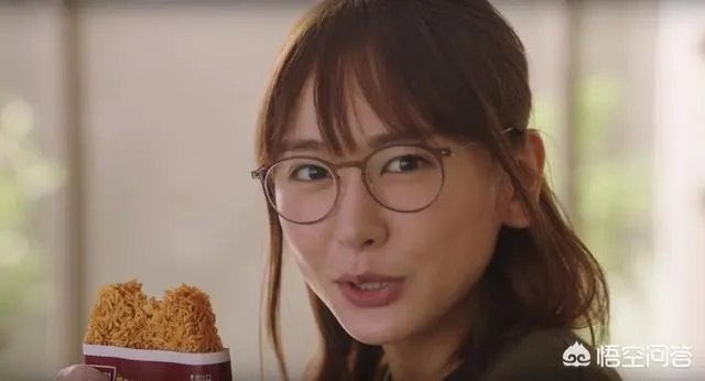 圆脸适合什么形状的眼镜框架?