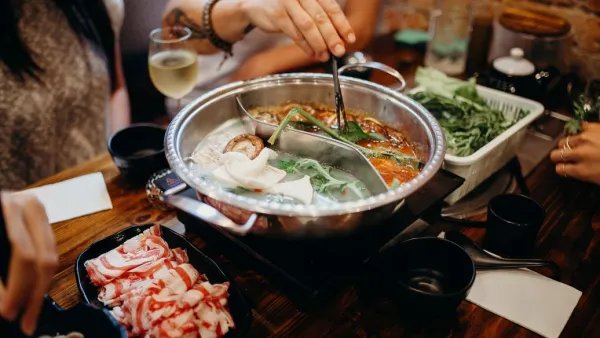 郑州女子晚走一分钟被隔离在火锅店,当地的隔离标准是什么?