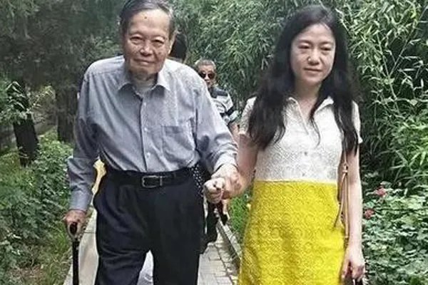 翁帆和杨振宁的生理需求 两个人肯定有自己的模式