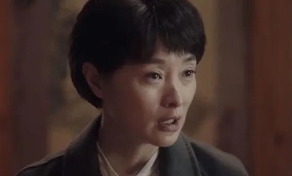 《扫黑风暴》中的哪些细节体现出贺芸是坏人呢?