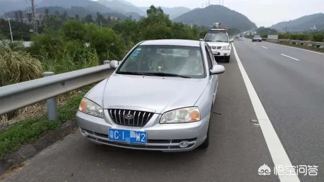 在高速公路上行驶,驾驶员或者乘客“三急”,且离服务区较远,可否占用应急车道方便?