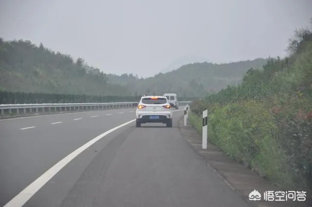 在高速公路上行驶,驾驶员或者乘客“三急”,且离服务区较远,可否占用应急车道方便?