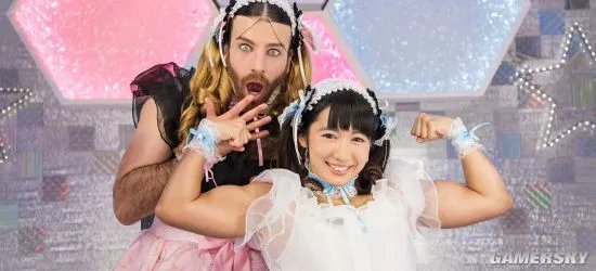 美国女装大佬COS春丽 称想与成龙一较长短