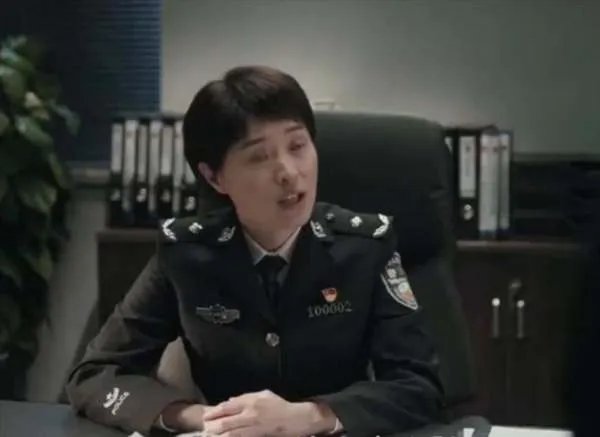《扫黑风暴》中的哪些细节体现出贺芸是坏人呢?