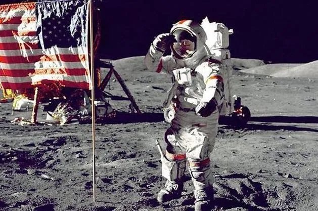 美国69年成功登月,美国宇航员却发现不明飞行物 (资金问题)