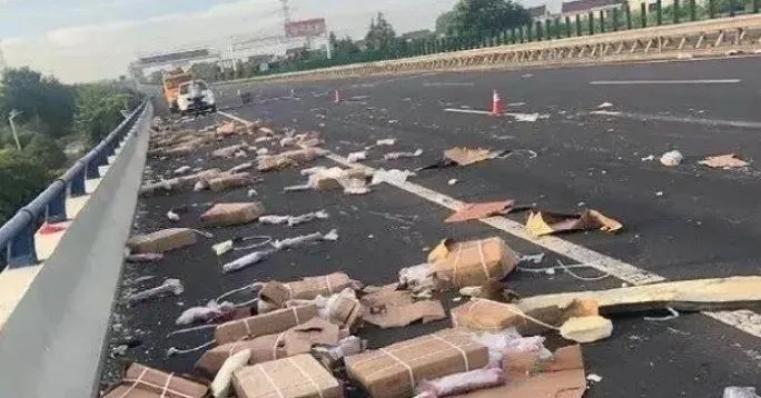 哄抢车祸后散落猪肉5人被行拘,会拘留多少天?