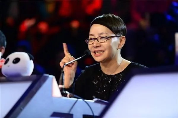 黄圣依发微博回应演技问题，宋丹丹发博谈作品，为什么网友炮轰宋丹丹却不骂黄圣依？
