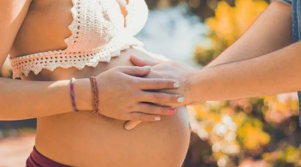 怀了双胞胎,他们会在妈妈肚子里打架吗?
