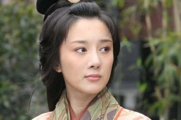 6年前,曾因被狗咬而毁容的美女演员李依晓,如今现状如何?