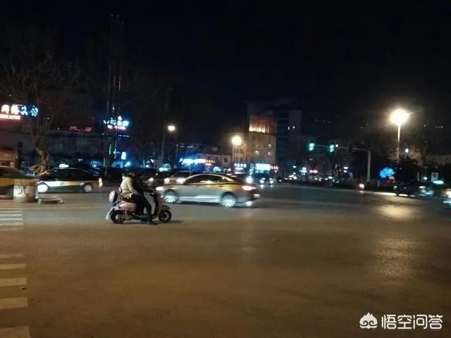 洛阳男子患小儿麻痹双手残疾,每天卖12小时炒面自力更生,你怎么看?