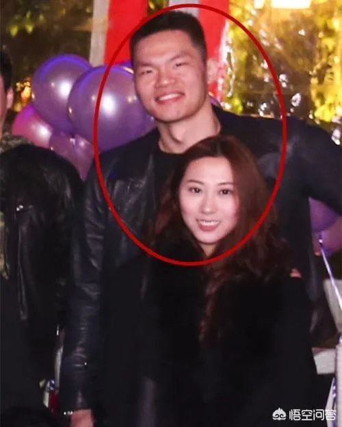 广东男篮休战期间，朱芳雨开家长会玩手机被拍，不仅不尴尬反自嘲是留级生，你怎么看？