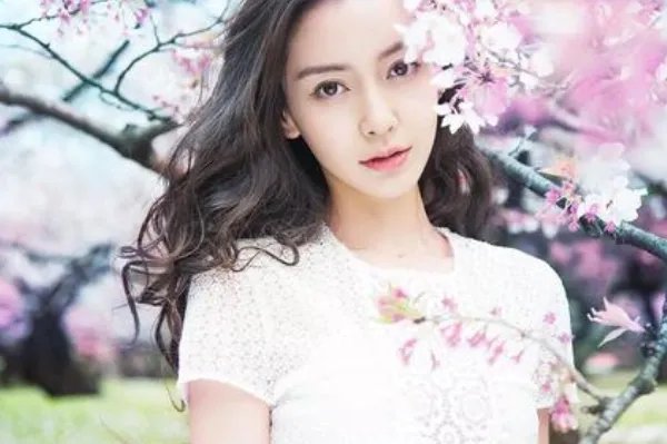 网友路透Angelababy绝美精灵造型，你喜欢她的新造型吗？