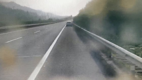 在高速公路上行驶,驾驶员或者乘客“三急”,且离服务区较远,可否占用应急车道方便?