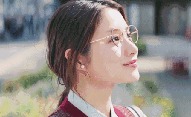 圆脸适合什么形状的眼镜框架?