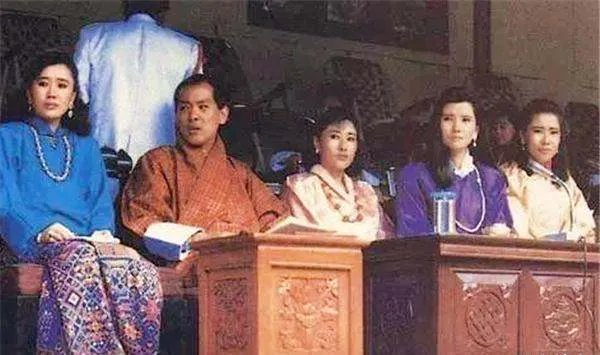 不丹国王旺楚克是个怎样的人,为何娶了四姐妹?
