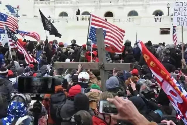 拜登上台后,特朗普进不进监狱,美国乱的一样吗?