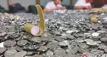 女子遭无故开除公司赔122斤硬币,如何从法律角度解读此事件?