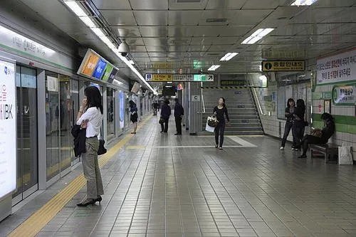 老夫妻地铁站摔伤为何一直拒绝通知家人？