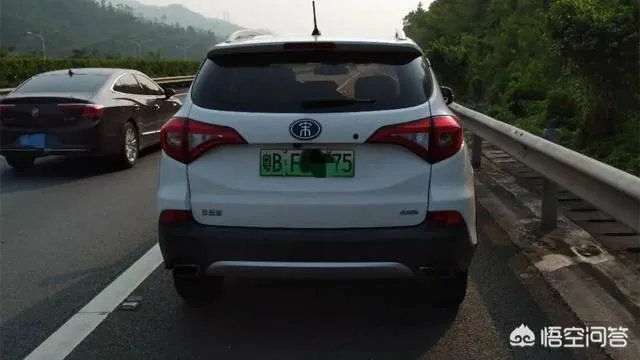在高速公路上行驶,驾驶员或者乘客“三急”,且离服务区较远,可否占用应急车道方便?