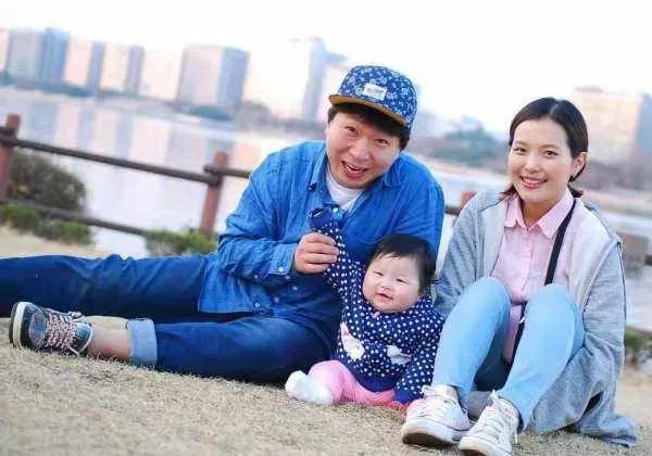 新生人口断崖式下跌,韩国刷新世界最低生育率纪录,这是受哪些因素所影响?