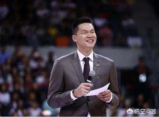 广东男篮休战期间，朱芳雨开家长会玩手机被拍，不仅不尴尬反自嘲是留级生，你怎么看？