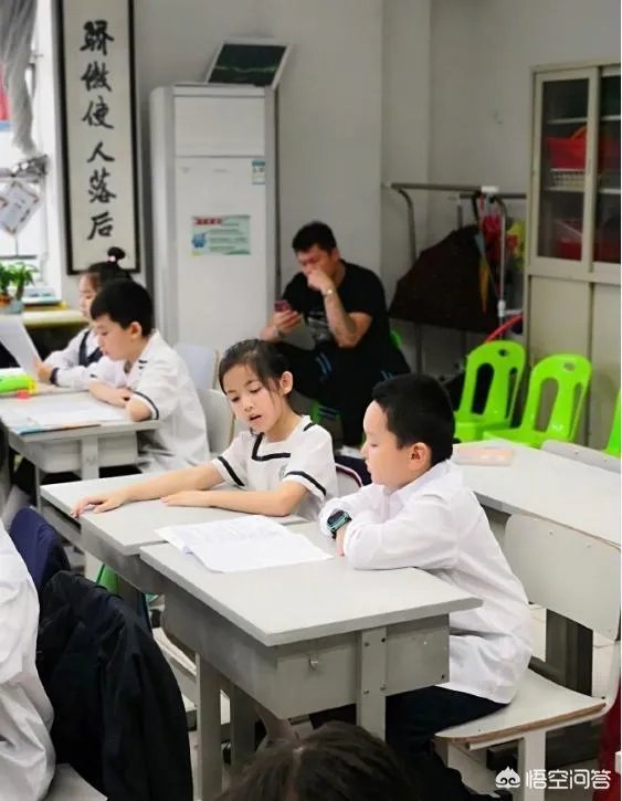 广东男篮休战期间，朱芳雨开家长会玩手机被拍，不仅不尴尬反自嘲是留级生，你怎么看？