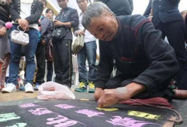 只读了3年书,靠乞讨为生的“粉笔大叔”,如何变成千万富豪?
