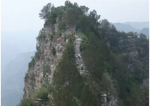 官员坠崖身亡暴露了景区的什么问题?