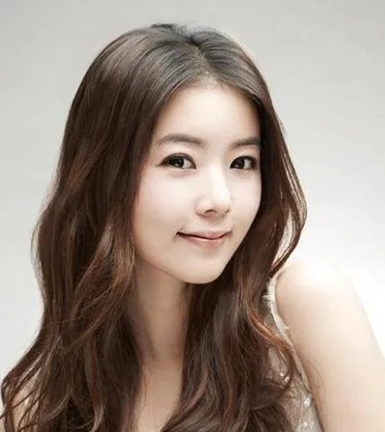 知性发型:知性潮女的长发气质发型