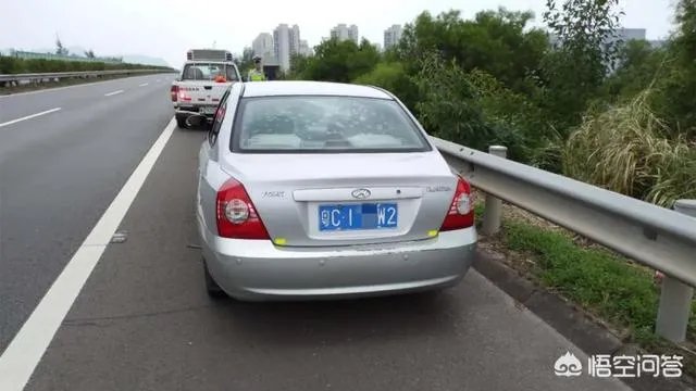 在高速公路上行驶,驾驶员或者乘客“三急”,且离服务区较远,可否占用应急车道方便?