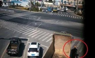 工程车真的能碾轧电瓶车?