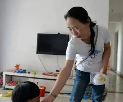 保姆掌掴1岁孩子并强行喂辣椒，该怎样才能请到一个好保姆呢？