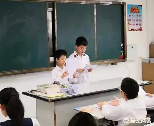 广东男篮休战期间，朱芳雨开家长会玩手机被拍，不仅不尴尬反自嘲是留级生，你怎么看？