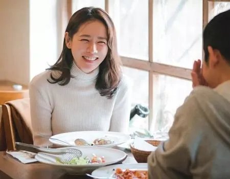 女子相亲带23个亲戚吃掉近2万元,你怎么看待这种行为?