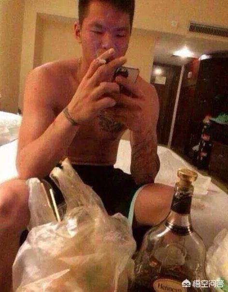 广东男篮休战期间，朱芳雨开家长会玩手机被拍，不仅不尴尬反自嘲是留级生，你怎么看？