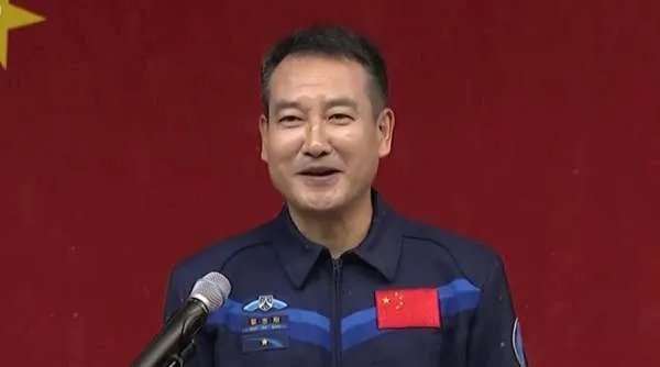 翟志刚谈上次出舱感受,他出舱后能适应地球上的生活吗?