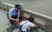 90后姑娘凌晨跳江救回轻生男！男子究竟为何会轻生？