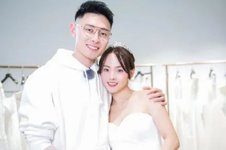 张嘉倪夫妇现身机场,买超为妻系鞋,为何叫他“亚洲醋王”?