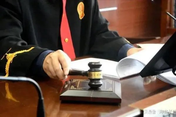 女子遭无故开除公司赔122斤硬币,如何从法律角度解读此事件?